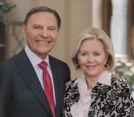 photo of Kenneth and Gloria Copeland inside a home