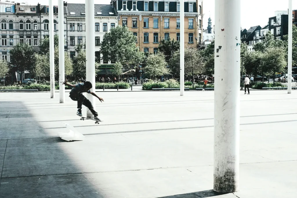 guy skateboarding doing tricks