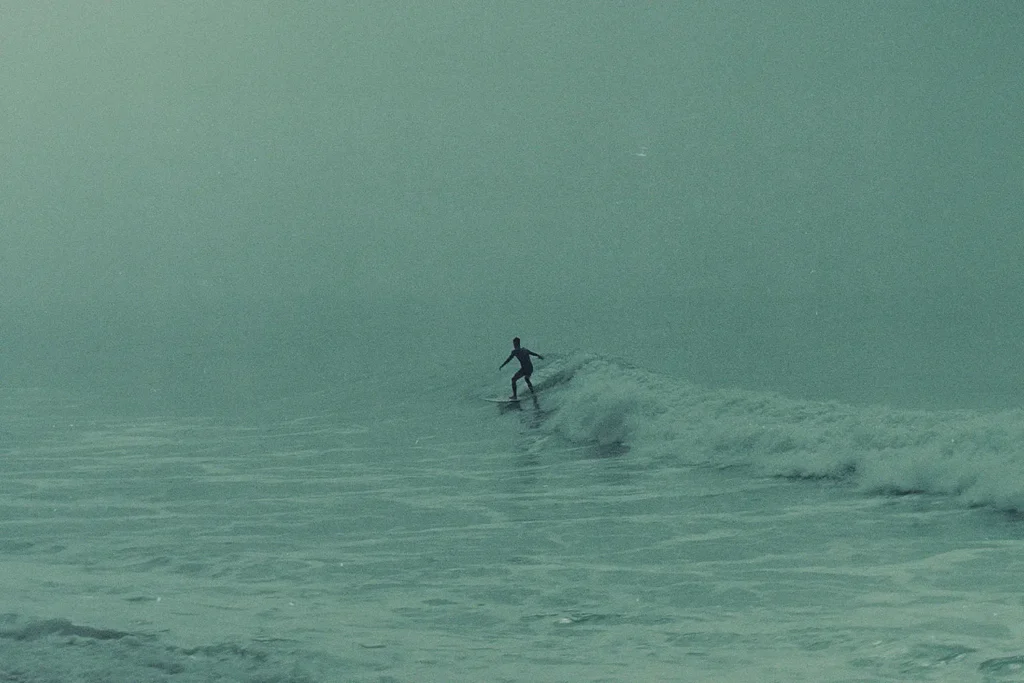 Man surfing a single wave