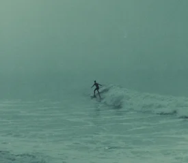 Man surfing a single wave